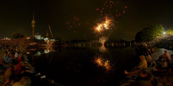 Mnchen: Feuerwerk am Olympiasee beim Theatron