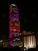 Wolkenkratzer-Tower der Bank of America mit nächtlicher Beleuchtung in Miami, Florida, USA