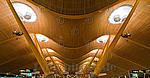 Die fantastische Dachkonstruktion am Flughafen Madrid, Spanien
