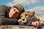 Portrait, Portraitfotograf und Gepard beim Kuscheln