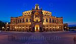 Die berühmte Semperoper in Dresden. Aufnahme während der blauen Stunde